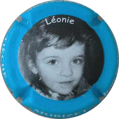 N°20 Léonie, visage a droite, contour bleu
Photo GOURAUD Jacques
