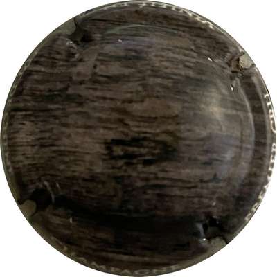 N°06 Premier Cru vinifié en fût de chêne, marron, lettres blanches
Photo MH Millot
